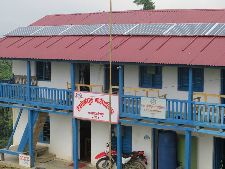 काम नगर्ने ठेकेदारलाई कारबाही अघि बढायो टेम्केमैयुङले