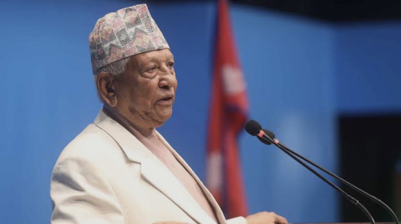 ज्येष्ठ सदस्य केसीले पद तथा गोपनीयताको शपथ लिनुहुँदै