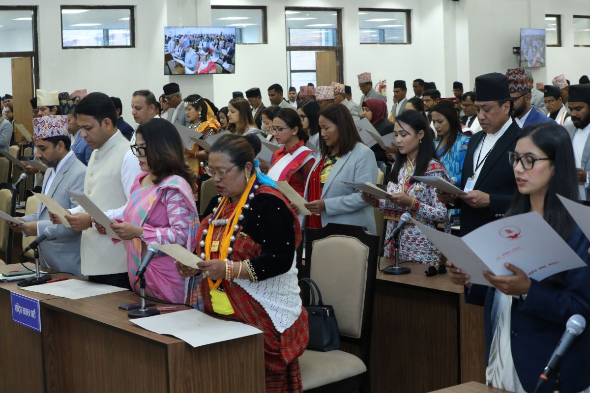 ज्येष्ठ सदस्य केसीद्वारा नवनिर्वाचित प्रतिनिधिसभा सदस्यलाई शपथ